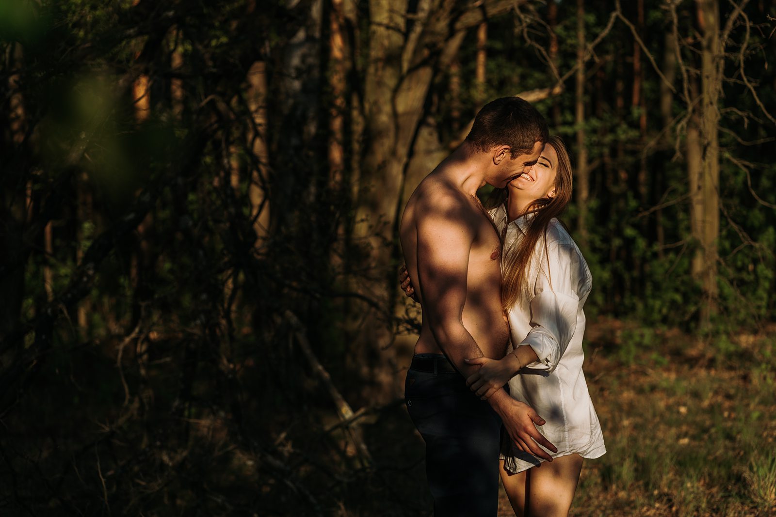 Dusia & Piotrek - intymna sesja narzeczeńska w lesie